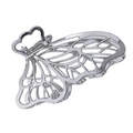 Die SOHO Metal Butterfly Hair Claw in Silber von SOHO verfügt über filigrane, durchbrochene Flügel und bietet einen sicheren Halt. Sie wird vor einem weißen Hintergrund präsentiert.