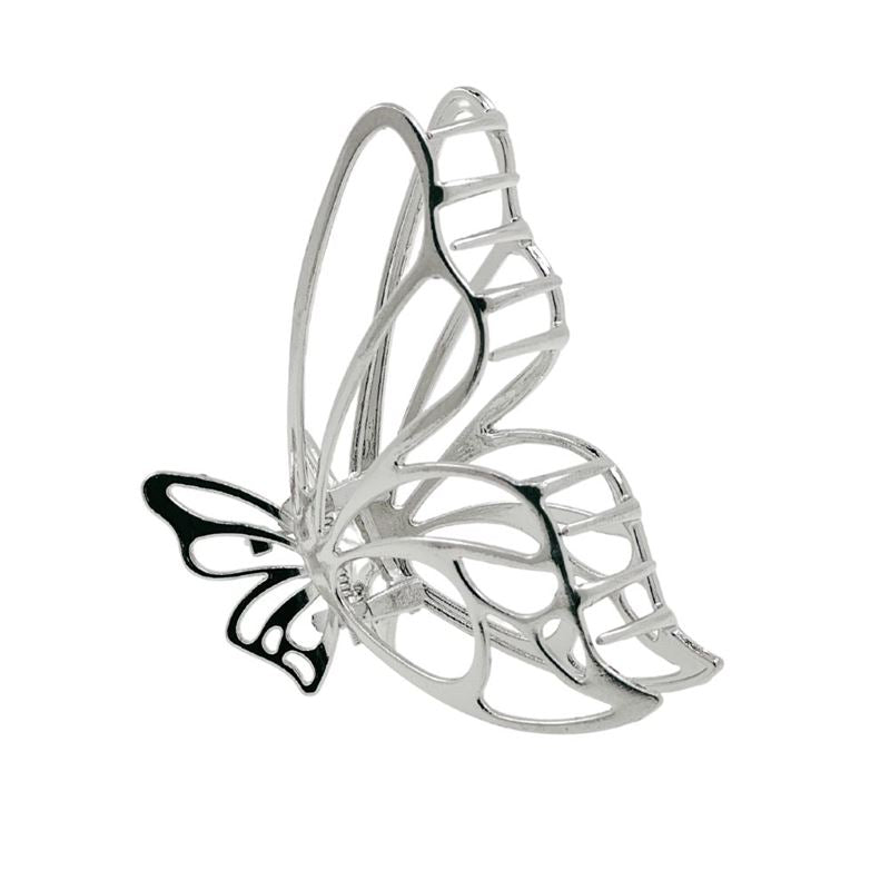 Die SOHO Nabi Hair Claw – Silver von SOHO verfügt über aufwendig gestaltete Flügel mit offenen und geschlossenen schwarzen Abschnitten, die jeder Hochsteckfrisur Eleganz verleihen. Diese Metallklammer vereint Stil und Funktionalität und wird hier vor einem weißen Hintergrund gezeigt.