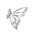 Die SOHO Nabi Hair Claw in Silber von SOHO zeichnet sich durch ein filigranes, durchbrochenes Schmetterlingsdesign mit dünnen, geschwungenen Linien aus, die die Flügel und den Körper bilden und sich wunderschön vor einem weißen Hintergrund abheben.