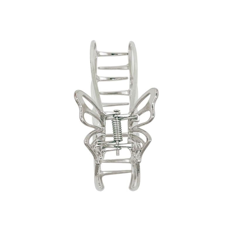 Die SOHO Nabi Hair Claw – Silver von SOHO ist eine Metall-Schmetterlingshaarklammer mit durchbrochenen Flügeln und einem Federmechanismus – ideal, um Ihrer Hochsteckfrisur einen eleganten Halt zu verleihen.