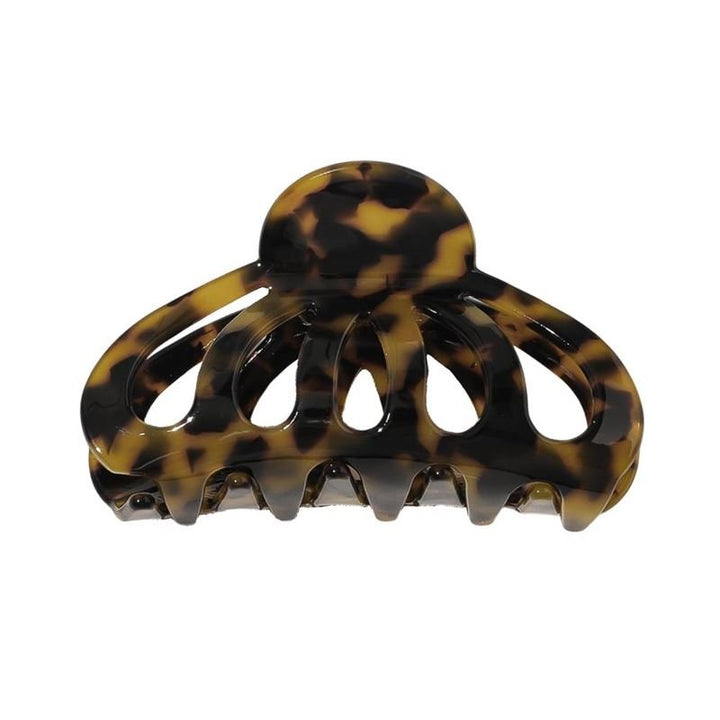 Die SOHO Olivia Hair Claw – Dark Tortoise von SOHO verfügt über ein Schildpattmuster, gebogene Zinken und eine abgerundete Oberseite für sicheren Halt im Haar.