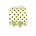 Die SOHO Polkadot Hair Claw – Vanilla von SOHO mit cremefarbenem Untergrund, schwarzen Polka-Punkten und vier breiten Zinken wird vor einem weißen Hintergrund gezeigt.