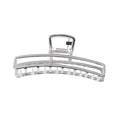 Die SOHO Selin Metal Hair Claw in Silber von SOHO hat ein rechteckiges Design mit einem Federscharnier und einer offenen, minimalistischen Struktur für alle Haartypen und wird vor einem weißen Hintergrund gezeigt.