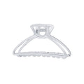 Die SOHO Tori Small Metal Hair Claw in mattem Silber verfügt über ein Federscharnier und geriffelte Zähne für sicheres Styling von Messy Buns – ein stilvolles SOHO-Accessoire, das vor einem weißen Hintergrund präsentiert wird.