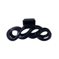 Die SOHO Wave Hair Claw – Black von SOHO verfügt über ein offenes, gewundenes Schleifendesign und einen federbelasteten Verschluss für starken Halt und sicheres Styling.