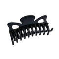 Die SOHO Zara Hair Claw – Black von SOHO ist eine große schwarze Haarspange aus Kunststoff mit ineinandergreifenden gebogenen Zinken und dekorativen Ausschnitten an der Oberseite.