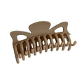 Die SOHO Zara Hair Claw – Caramel von SOHO ist ein beiges Haaraccessoire aus Kunststoff mit breiten, gebogenen Zinken und einer schmetterlingsförmigen Oberseite, das das Haar sicher an seinem Platz hält.
