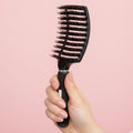 TBC Curved Paddle Brush – Entwirrende Haarbürste mit Wildschweinborsten – Schwarz – Haarstyling-Werkzeug