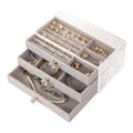 Der UNIQ Acryl-Schmuckorganizer mit 3 Schubladen – J305 von UNIQ verfügt über mit grauem Samt ausgekleidete Fächer, in denen Ringe, Ohrringe, Armbänder und Halsketten ordentlich aufbewahrt werden können.