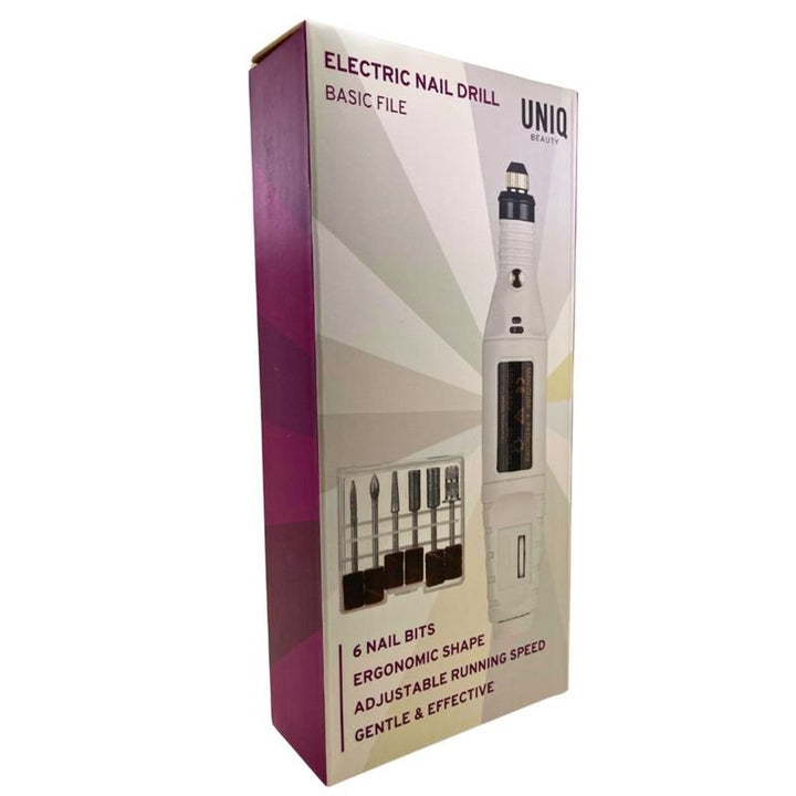 Box mit der UNIQ Basic 6-in-1 Electric Nail File von UNIQ, bestehend aus einem elektrischen Nagelbohrer und sechs Aufsätzen. Zu den Highlights zählen die ergonomische Form, die einstellbare Geschwindigkeit und die sanfte, aber effektive Anwendung. Die Verpackung ist überwiegend weiß mit rosa und violetten Akzenten.