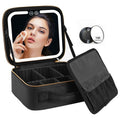 Die UNIQ LED Makeup Travel Case with Mirror von UNIQ ist eine schwarze, tragbare Kosmetiktasche mit verstellbaren Trennwänden, einem integrierten Spiegel zum Schminken und einem zusätzlichen 10-fach vergrößernden Spiegel für Schönheit unterwegs.