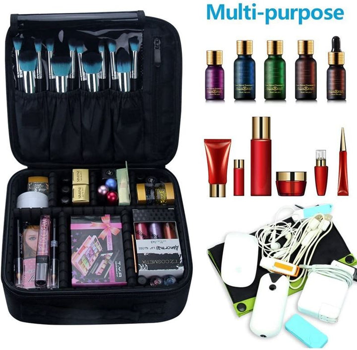 Die UNIQ Make-up-Reisetasche von UNIQ ist eine schwarze Kosmetiktasche mit verstellbaren Fächern – perfekt zum Ordnen von Pinseln, Hautpflegeflaschen, Make-up und elektronischem Zubehör – alles in einem multifunktionalen Design.