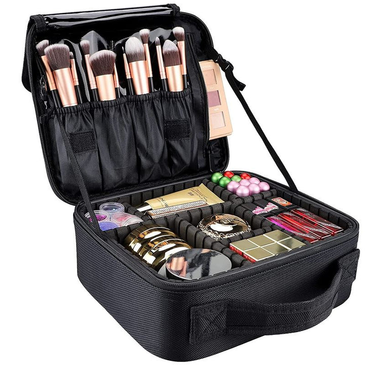 Die UNIQ Make-up-Reisetasche, eine schwarze Kosmetik- und Toilettentasche von UNIQ, verfügt über verstellbare Fächer, in denen Pinsel, Paletten, Puder, Lidschatten, Lippenstifte, Kompaktpuder und andere Kosmetika ordentlich verstaut werden können.
