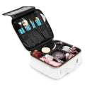 Die weiße UNIQ-Make-up-Reisetasche verfügt über verstellbare Fächer, in denen Pinsel, Kosmetika, Hautpflegeprodukte, Lippenstifte, Parfums und andere Beauty-Essentials ordentlich verstaut werden können. Perfekt als Kulturbeutel oder Kosmetiktasche für all Ihre Make-up-Bedürfnisse.