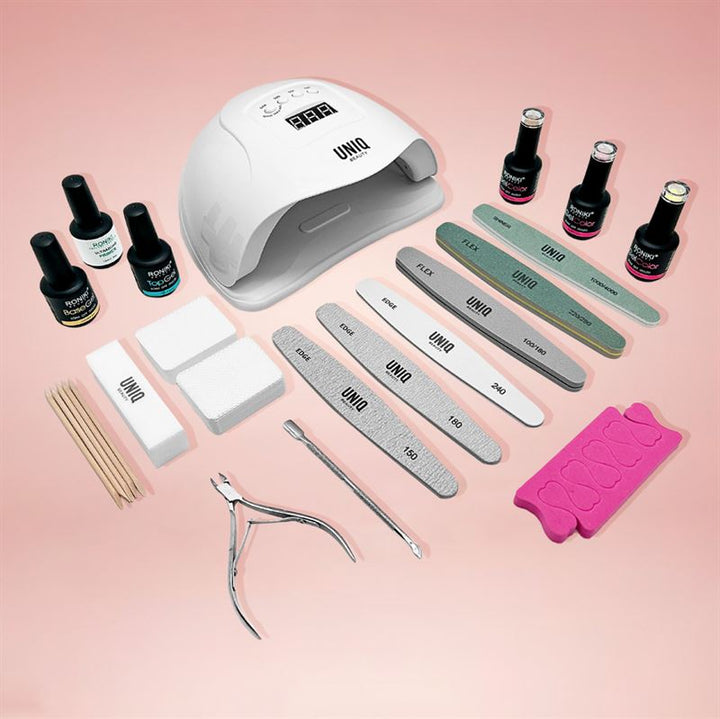 Das UNIQ Premium Gel Polish Starter Kit von UNIQ enthält eine weiße UV/LED-Lampe, Nagelfeilen, Polierer, Holzstäbchen, Nagelknipser, Zehentrenner und mehrere Gel-Lacke sowie Unter- und Überlacke – alles, was Sie für perfekte Gelnägel zu Hause benötigen.