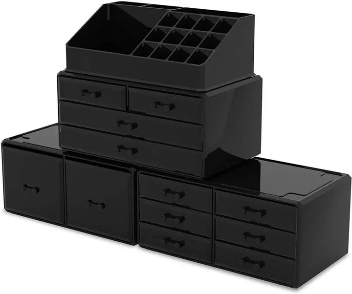 Der UNIQ XXL Organiser in Schwarz verfügt über 12 Schubladen und 16 Fächer, darunter ein oberer Bereich mit offenen Fächern und Ablagefächern, der sich perfekt für die Aufbewahrung von Kosmetika oder Accessoires eignet.