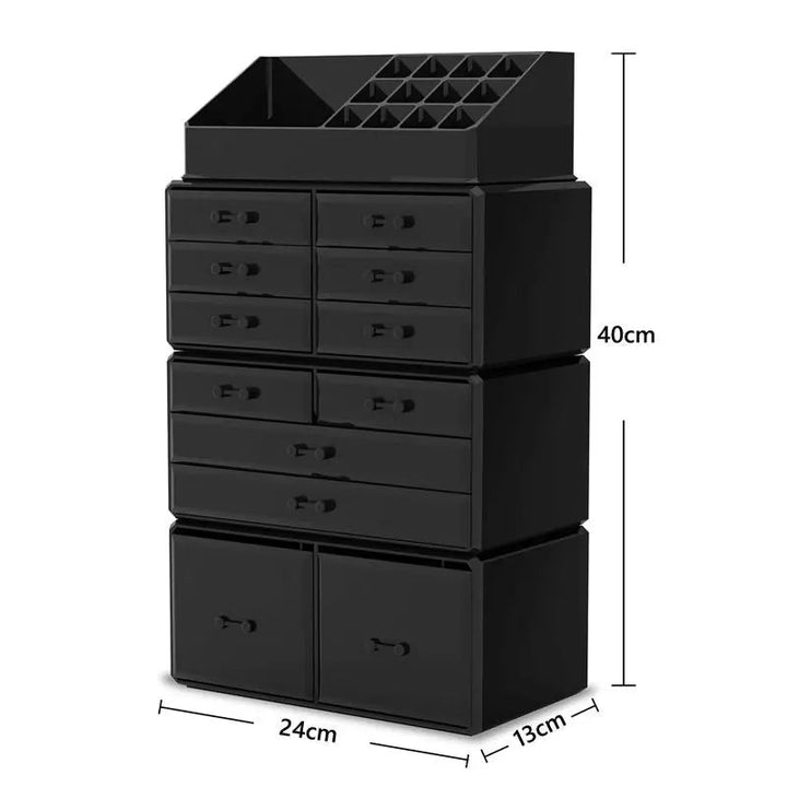 Der UNIQ XXL Organiser verfügt über 12 Schubladen und 16 Fächer in einem eleganten schwarzen Design. Mit einer Höhe von 40 cm, einer Breite von 24 cm und einer Tiefe von 13 cm bietet er offene Fächer oben und Schubladen in verschiedenen Größen für eine übersichtliche Aufbewahrung.