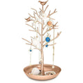 Der UNIQ Bronze Vintage Jewelry Tree mit 3 Vögeln ist ein Organizer-Ständer aus Edelstahl für Halsketten, Armbänder und Ohrringe mit einer runden Ablagefläche für zusätzlichen Stauraum – eine charmante Ergänzung für Ihre Schmuckkollektion.
